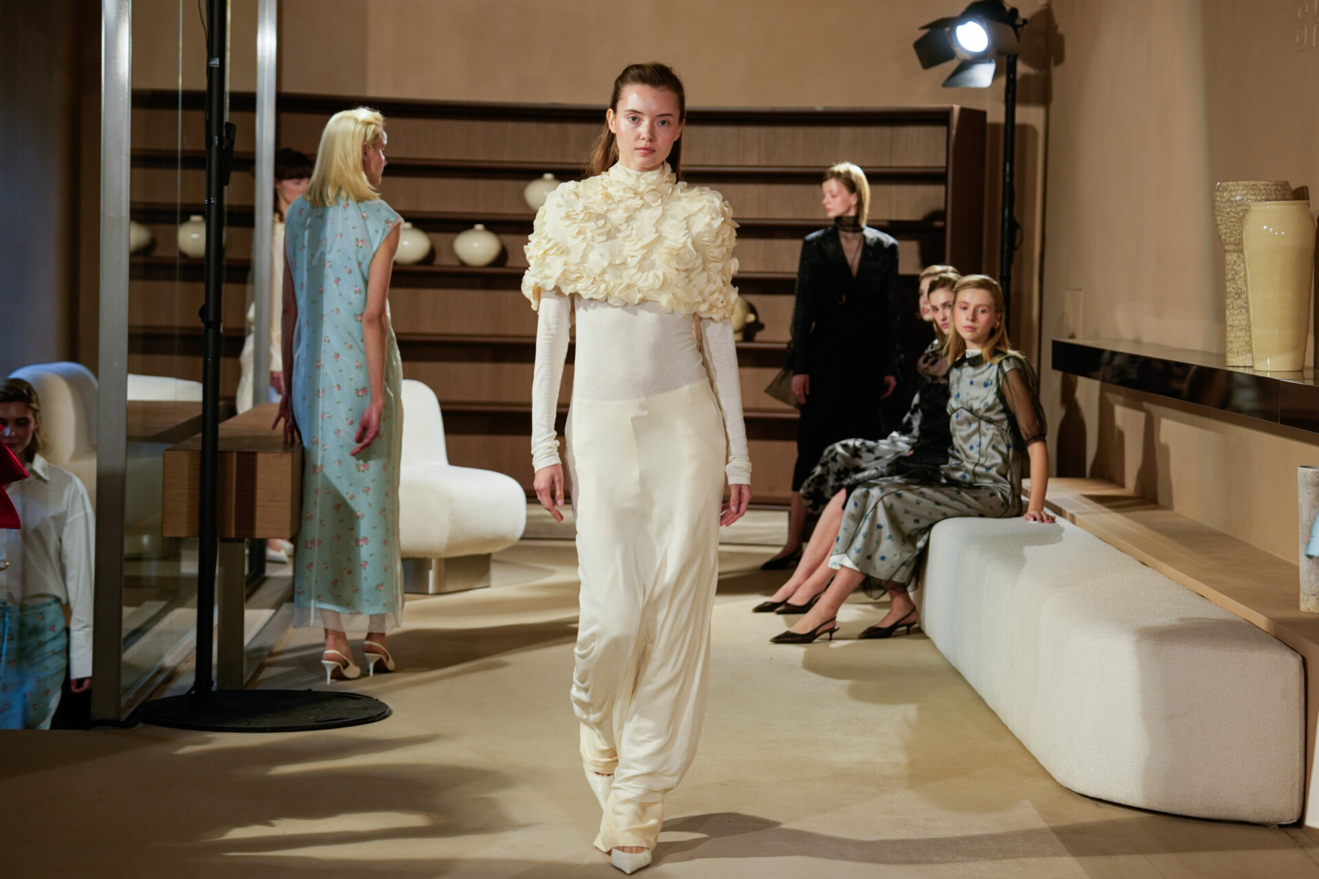 POUSTOVIT на Ukrainian Fashion Week представили колекцію про ніжність після зими і силу, що не зникає